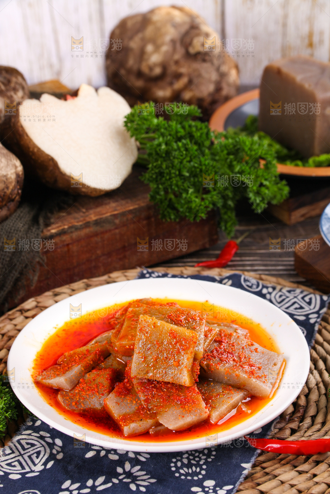 盘里装着凉拌魔芋豆腐