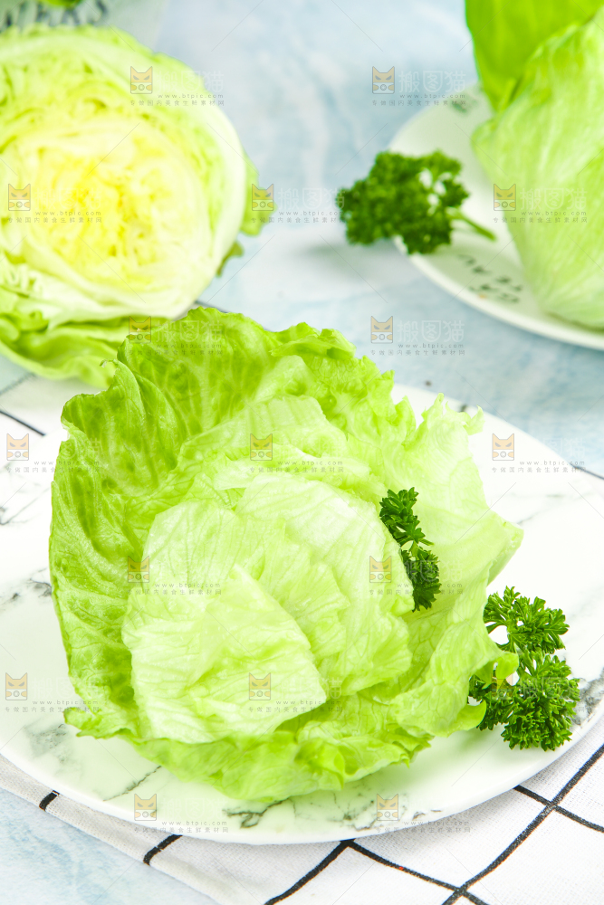 盘子里装着球生菜