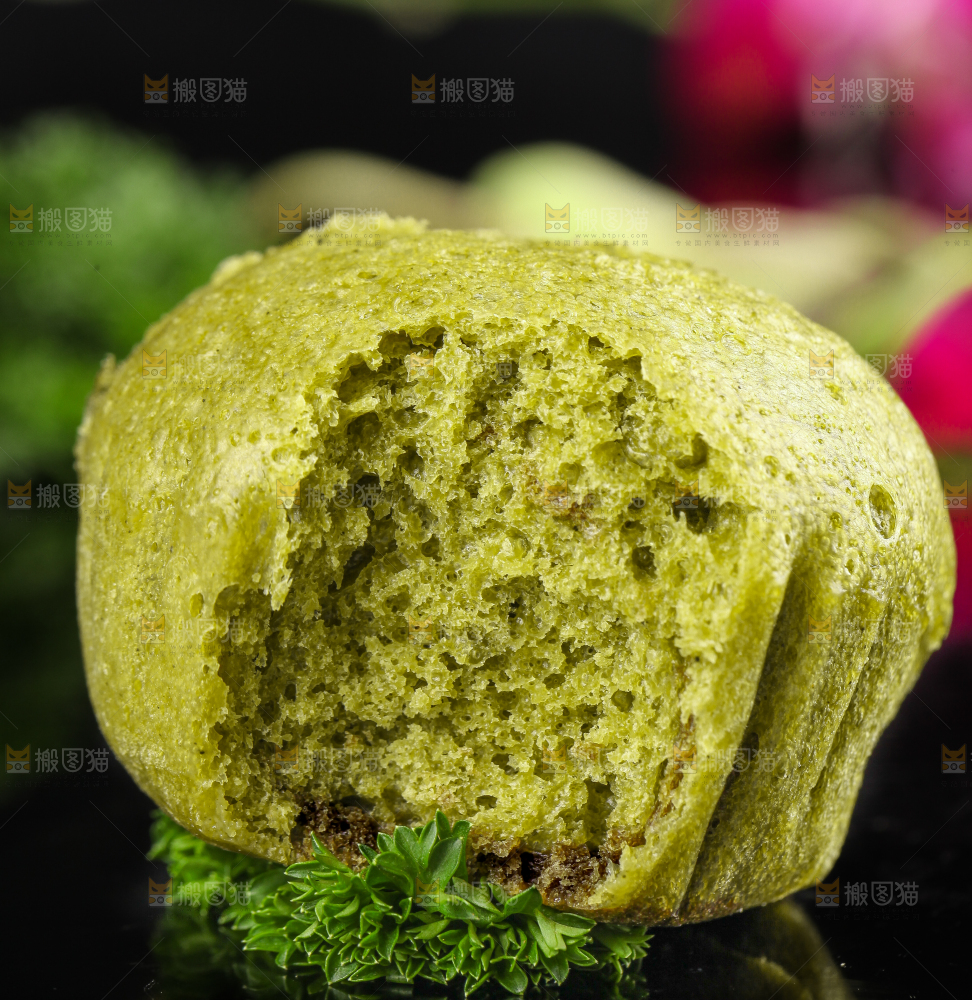 石板上放着抹茶马拉糕