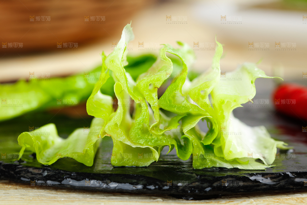 黑石板上放着新鲜油麦菜