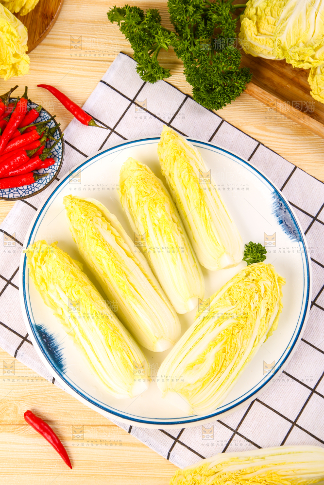 盘子里装着娃娃菜