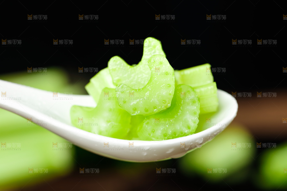 黑石板上的西芹丁