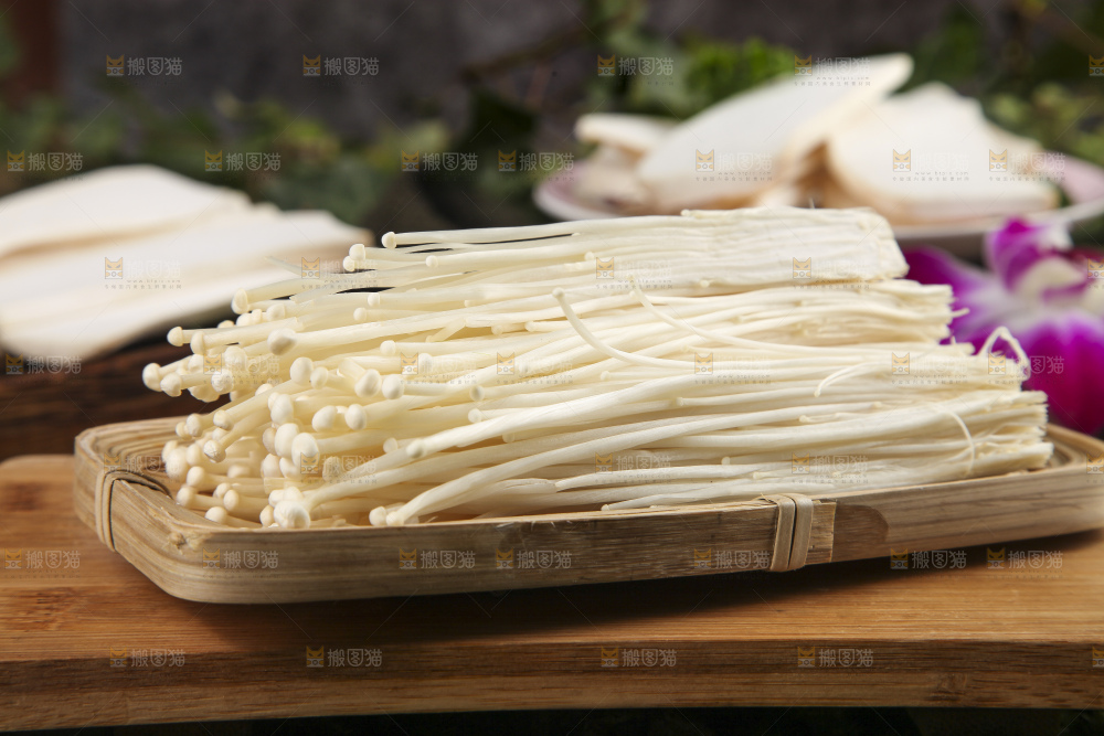 木板上摆放着新鲜金针菇
