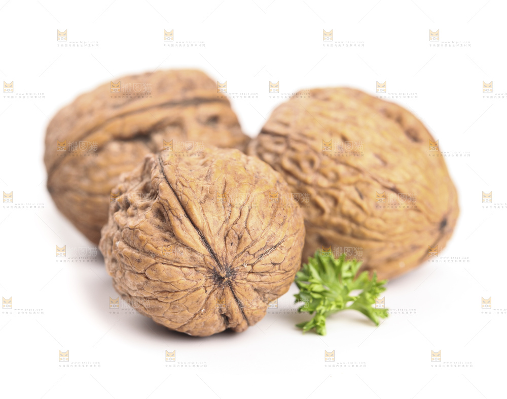 白底上摆放着薄皮红肉核桃