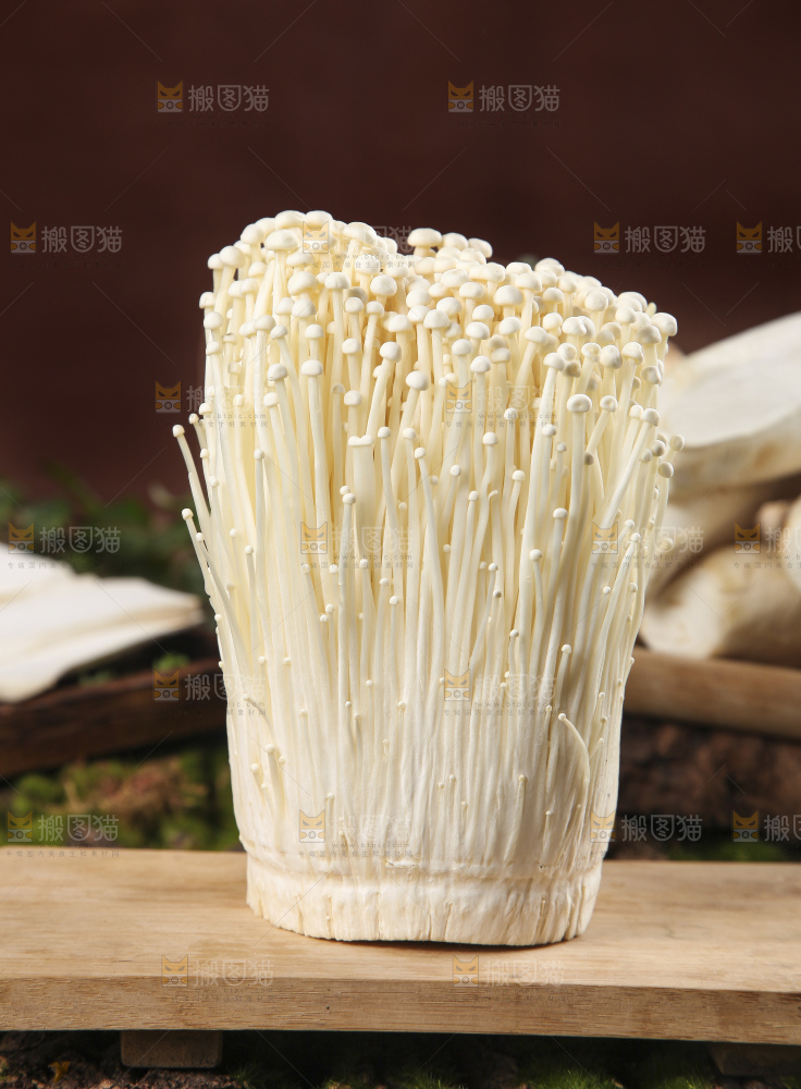 木板上放着金针菇