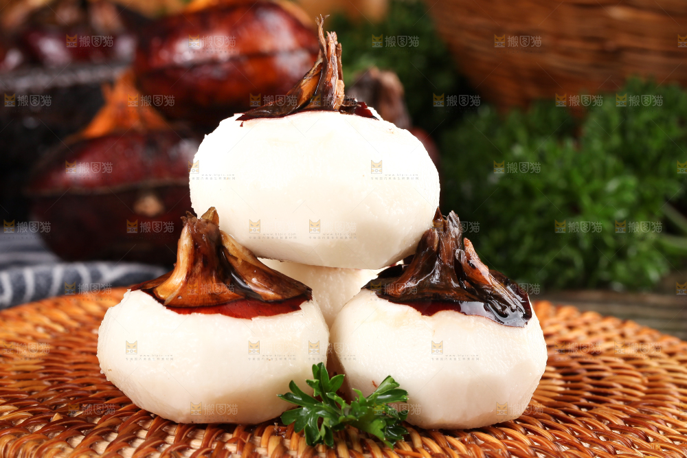 竹垫子上放着广西马蹄