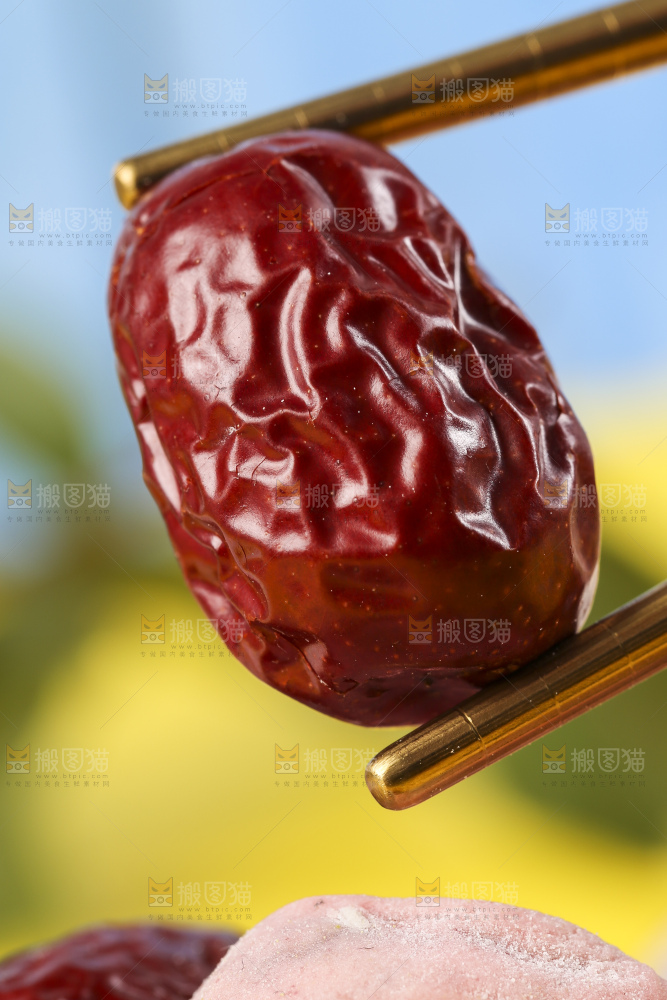 筷子夹着红枣