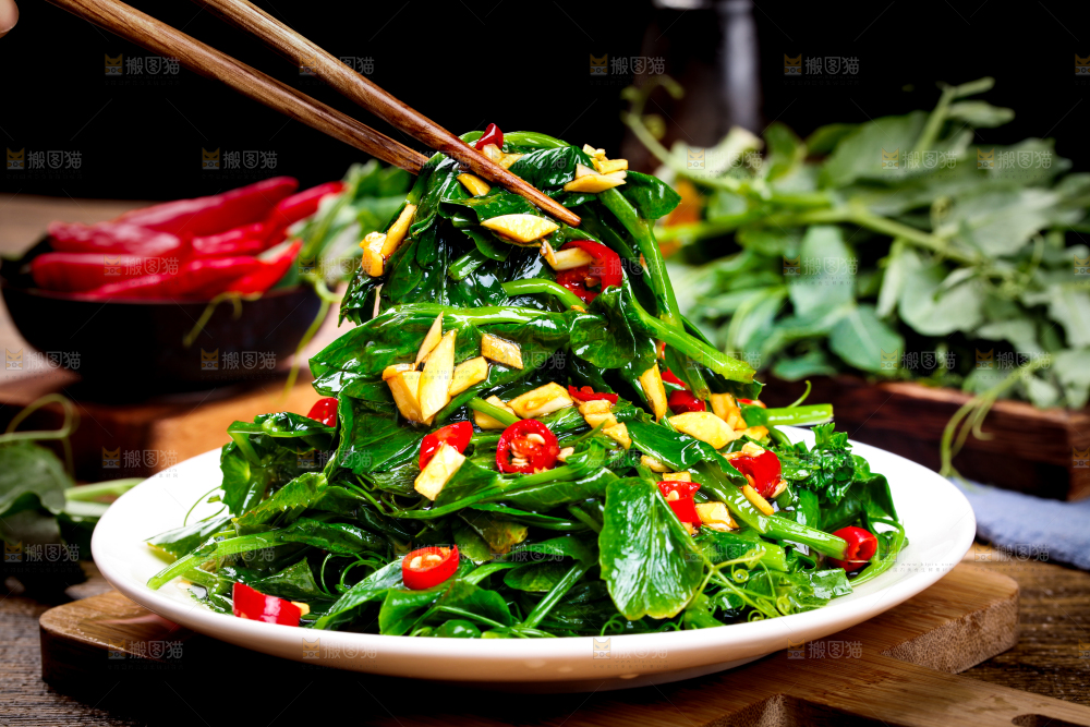 盘子里装着炒豌豆尖