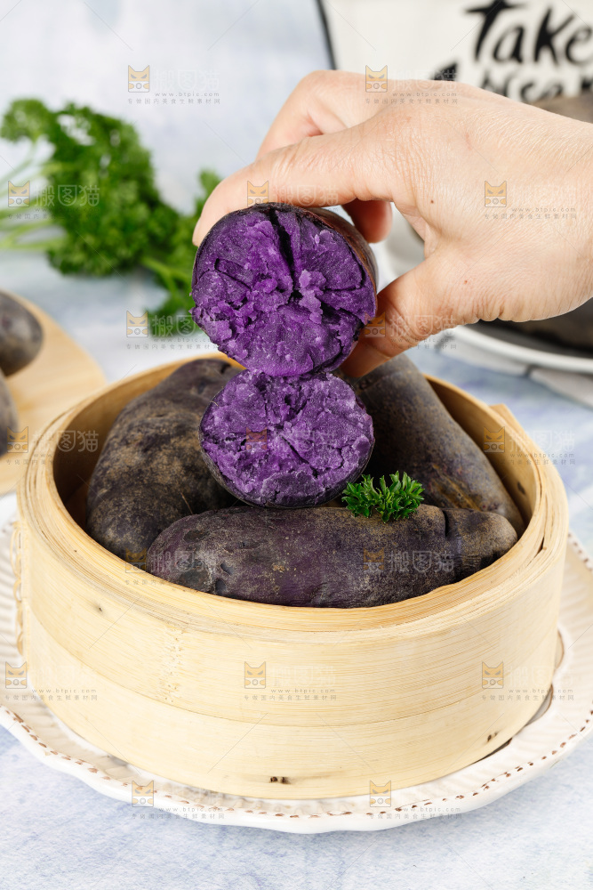 蒸笼里的农家紫土豆