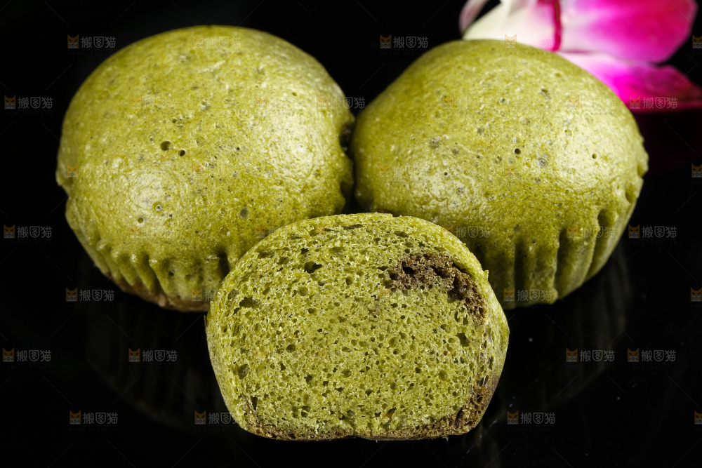 石板上放着抹茶巧克力马拉糕