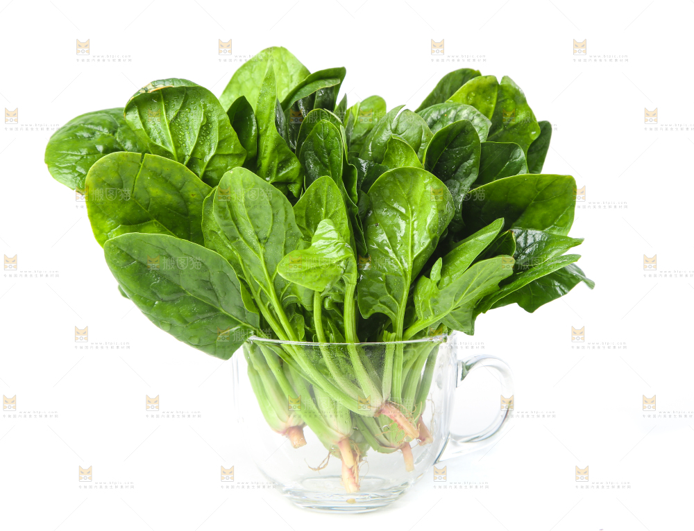 白底上放着菠菜