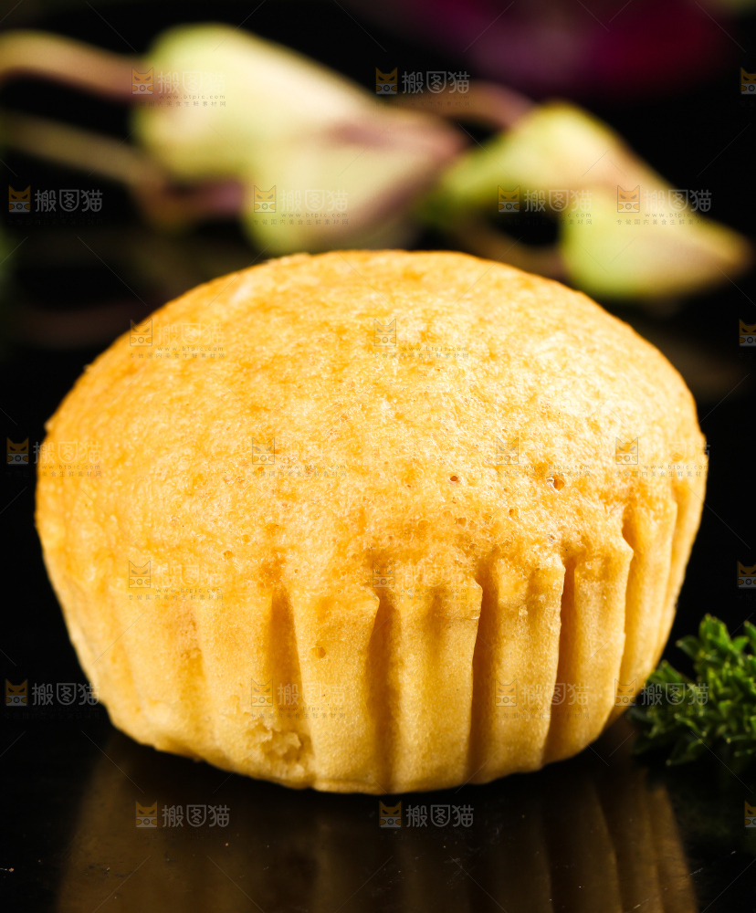 黑石板上放着广式马拉糕
