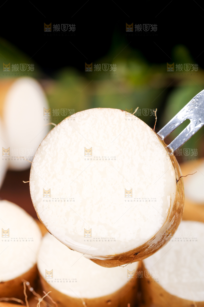 叉子上叉着山药片
