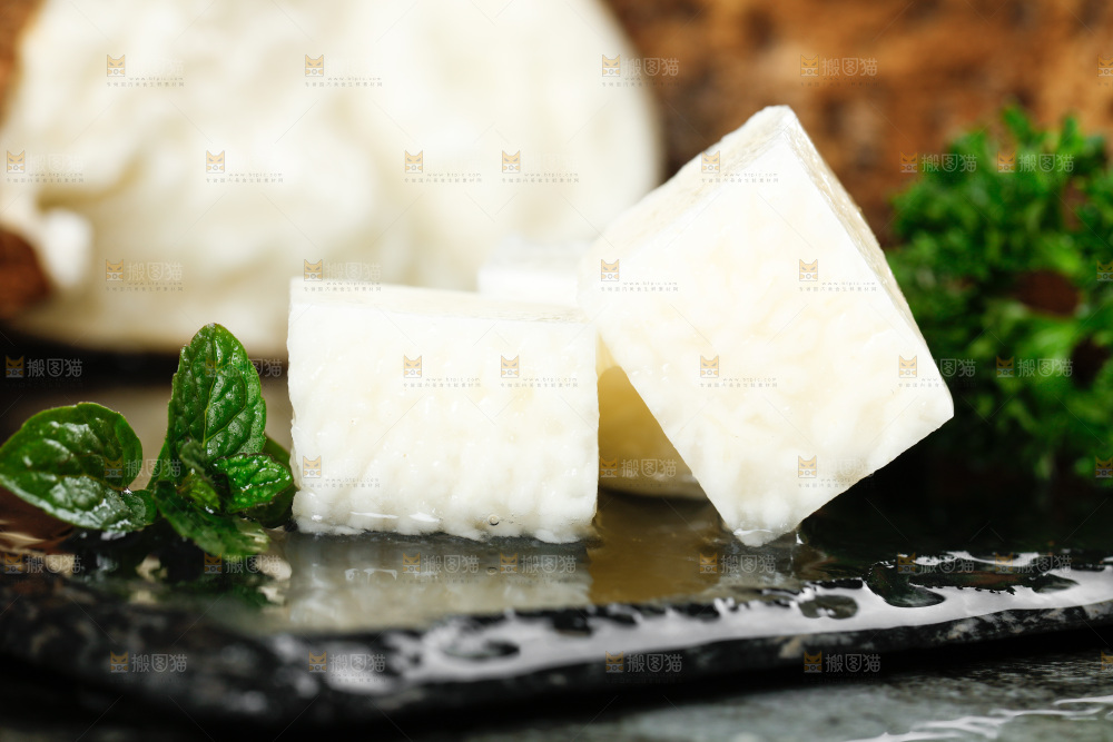 石板上的新鲜山药