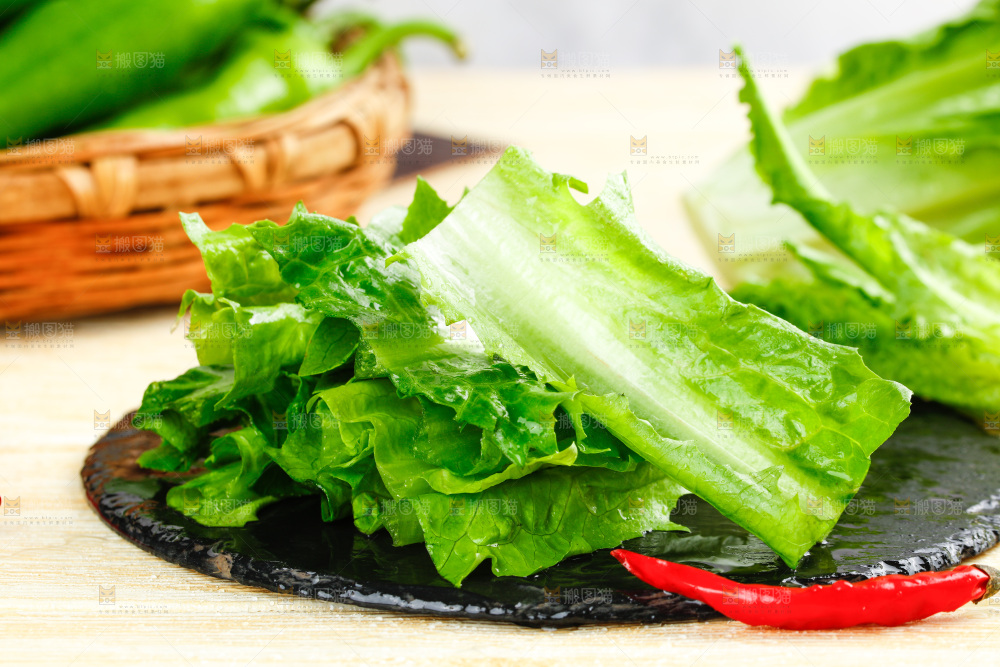 黑石板上放着新鲜油麦菜