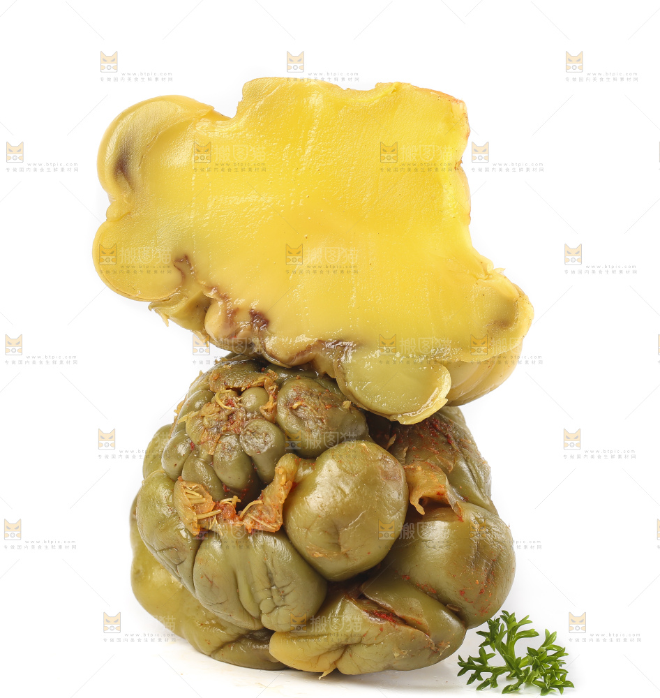白底上放着腌制榨菜