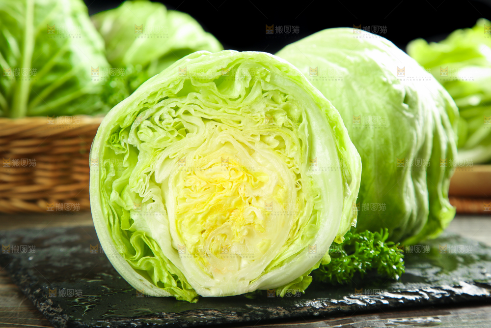 黑石板上放着圆生菜