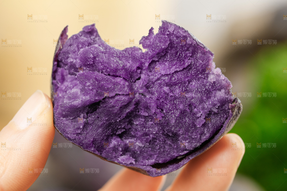 手里拿着新鲜土豆