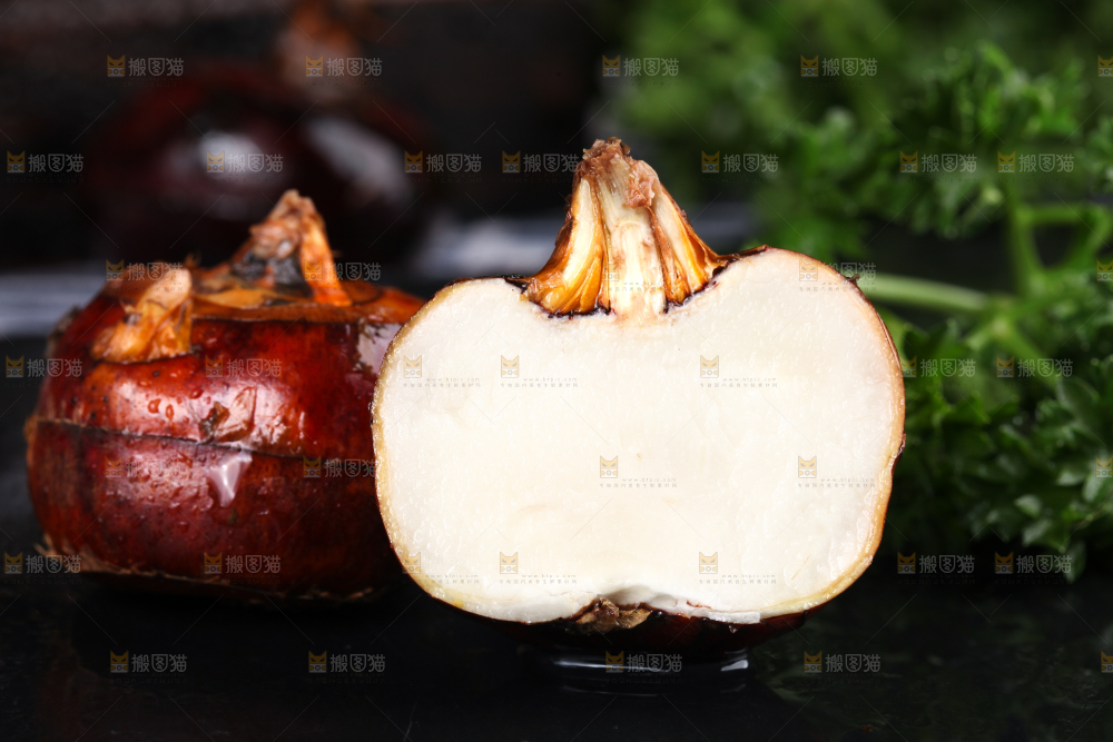 黑石板上的荸荠