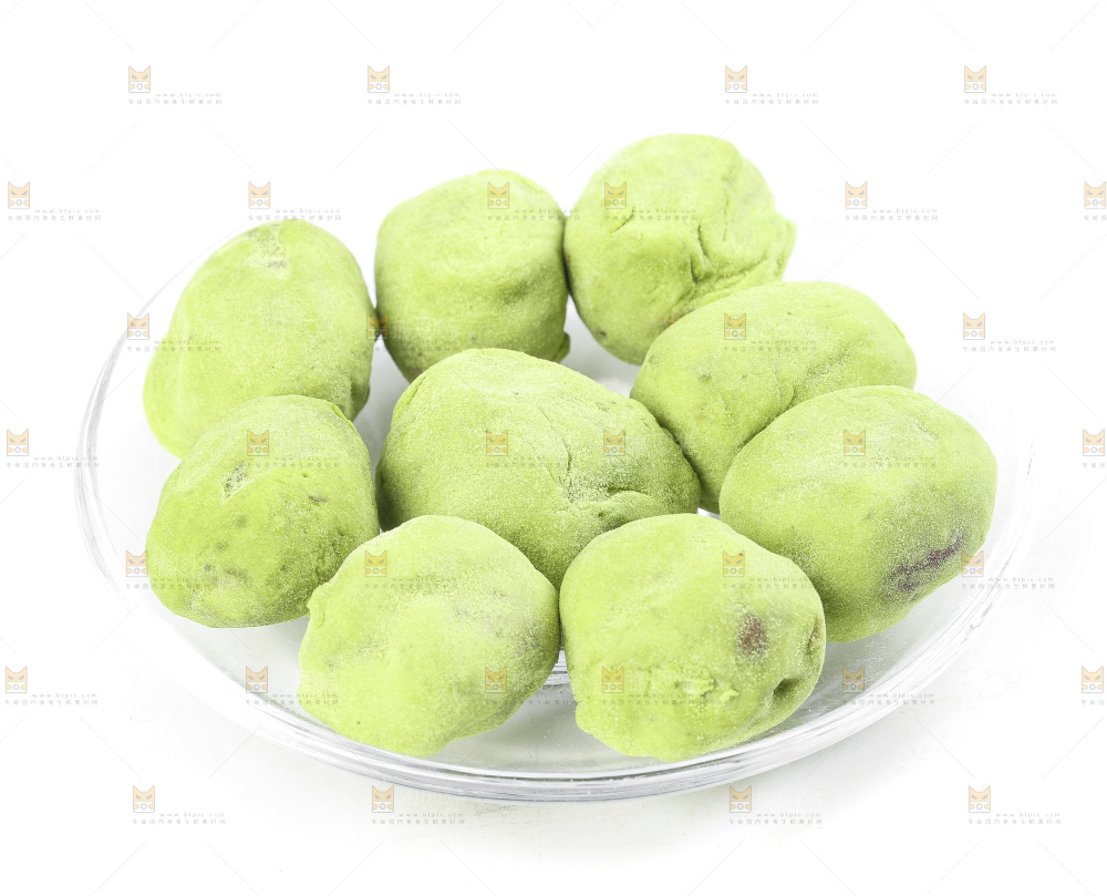 一碟抹茶味奶枣放在白底上