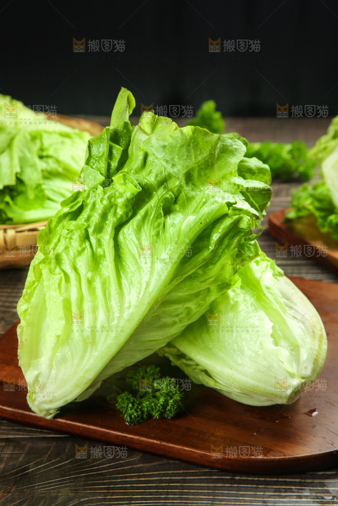 木板上放着新鲜生菜