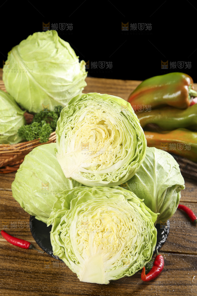黑石板上的卷心菜