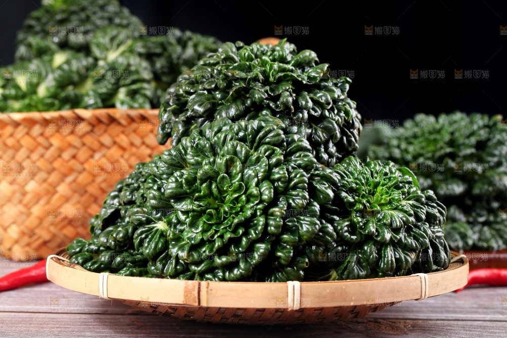 篮子里的新鲜菊花菜