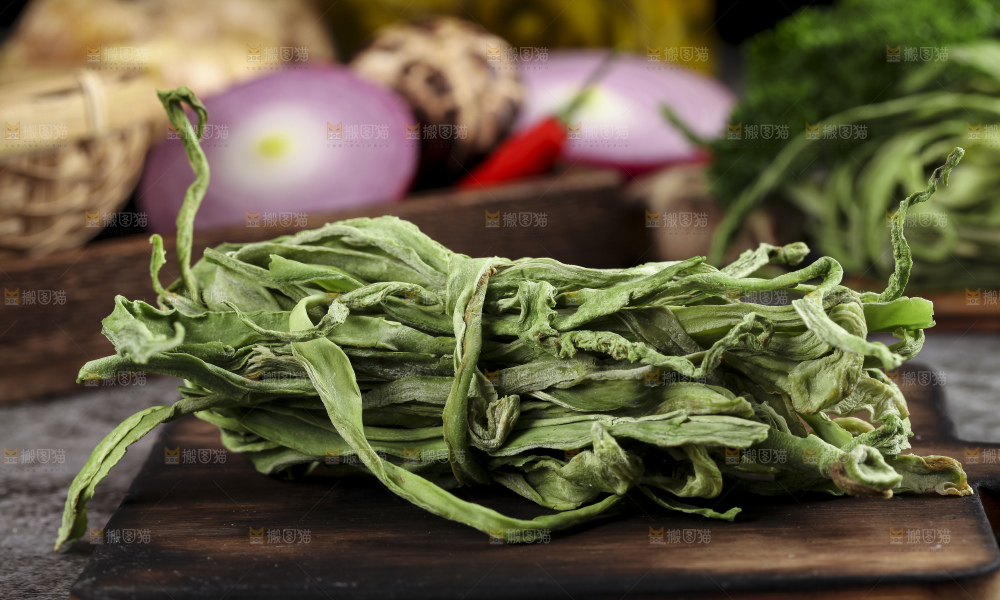 深底上放着干苔菜