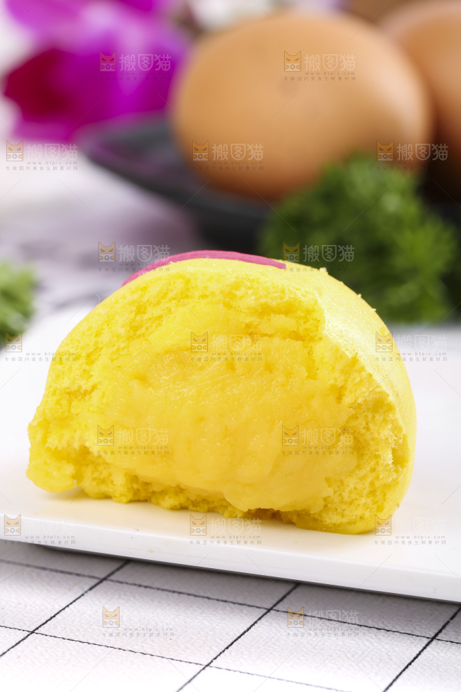 石板上放着小黄人奶黄包