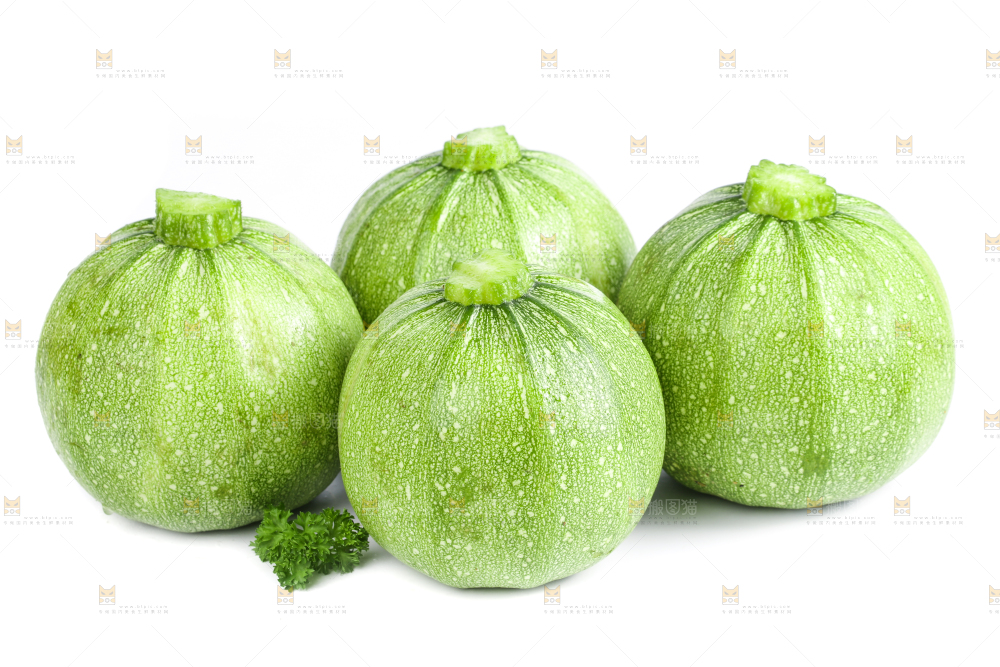 白底上摆放着新鲜南瓜