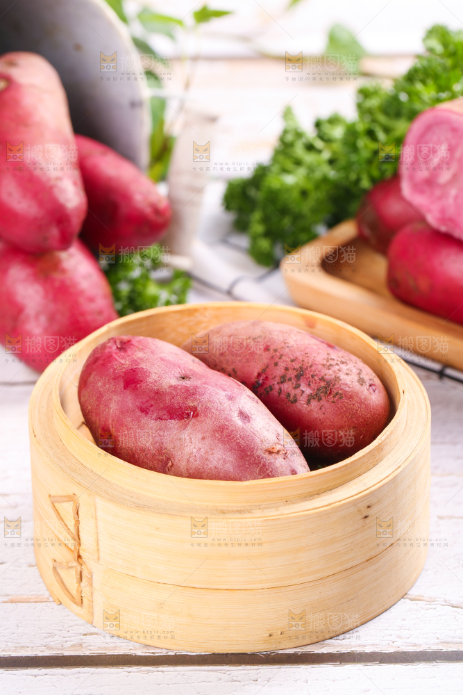 蒸笼里放着新鲜红土豆