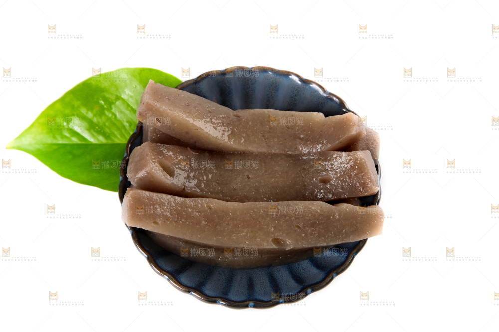 白底上放着一盘魔芋豆腐