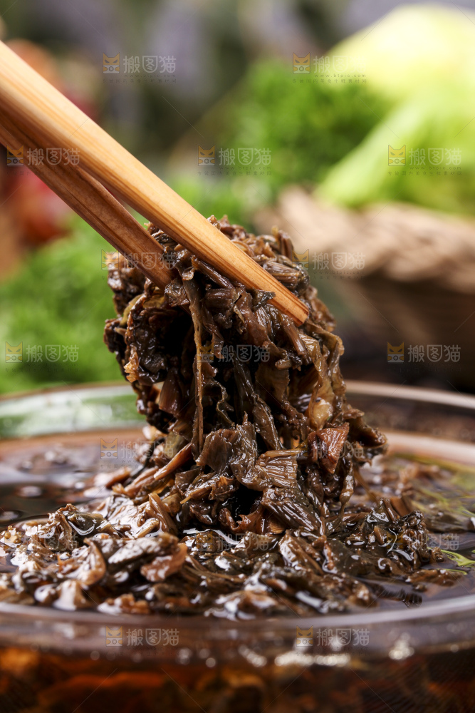 筷子上夹着梅干菜