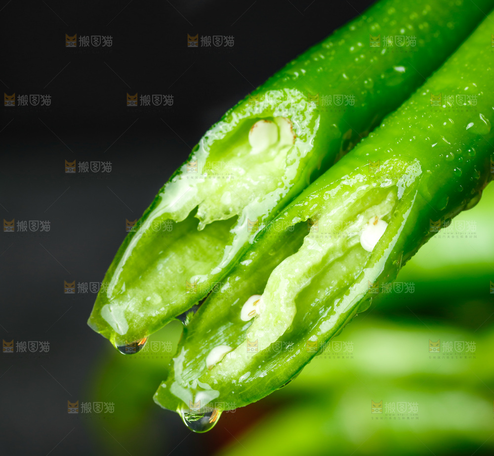 手里拿着二荆条辣椒