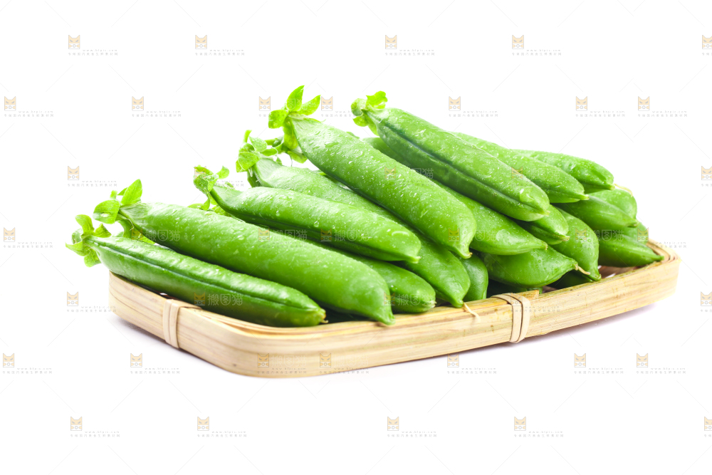 一盘新鲜豌豆放在白底上