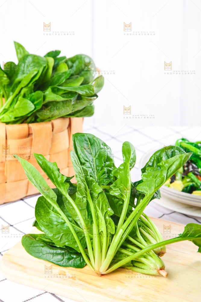 白格子底上的嫩菠菜