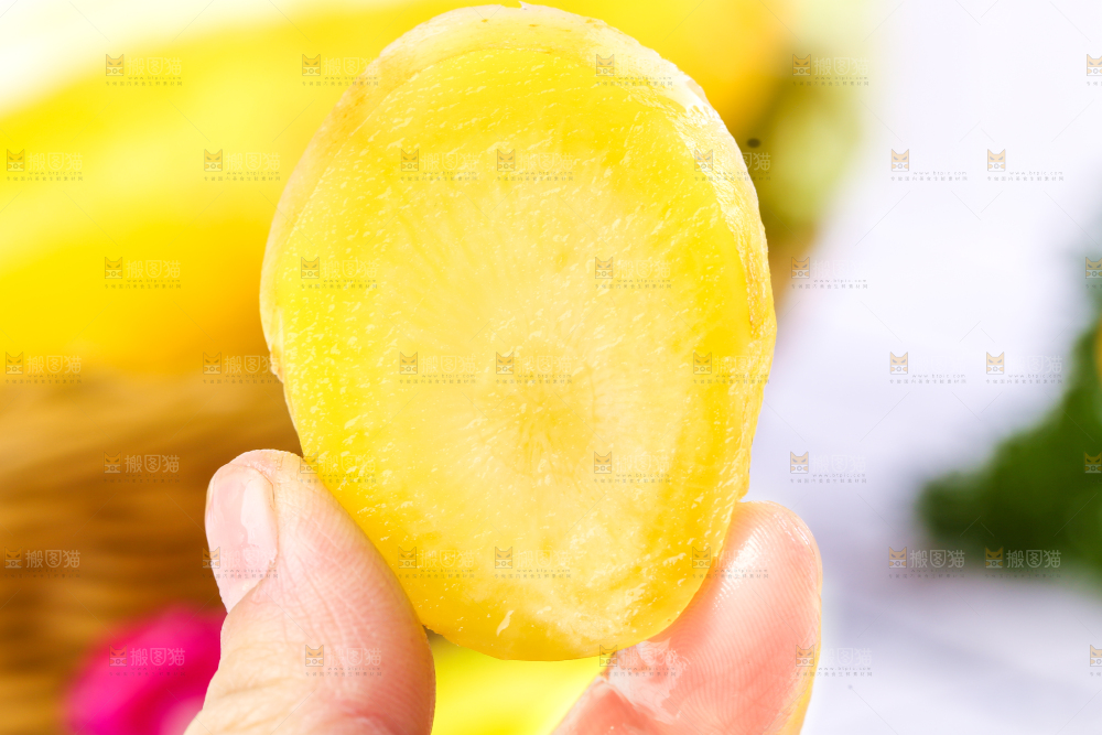 手里拿着黄皮胡萝卜