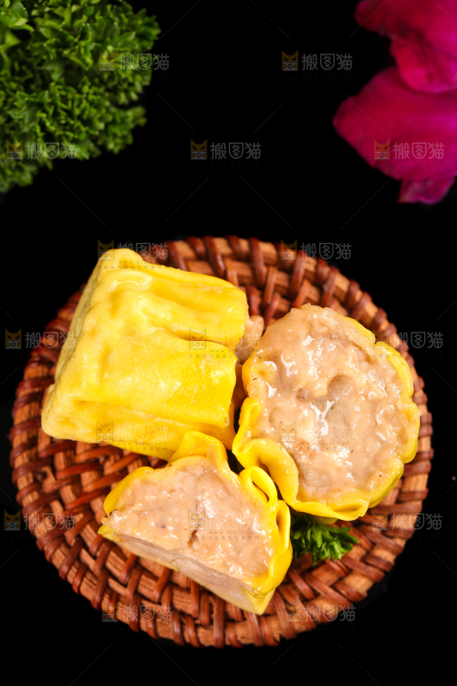 竹底上放着广式手工烧麦
