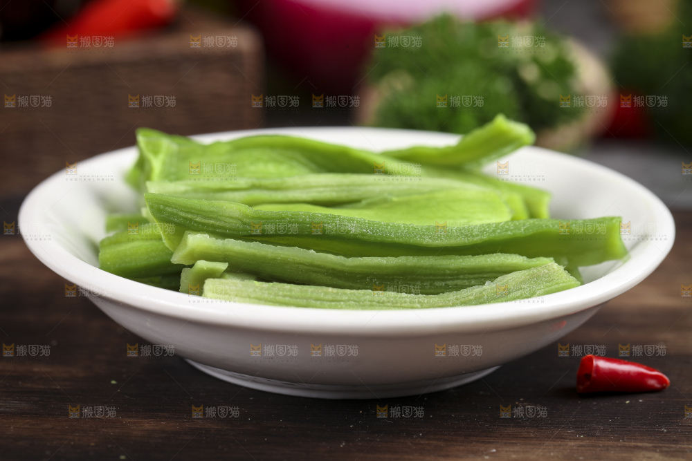 盘子里放着无叶贡菜