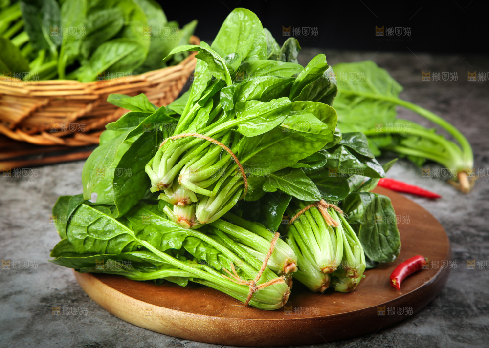 木板上放着绿色菠菜