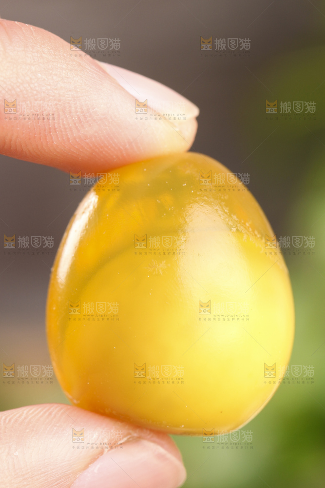 手里拿着珍珠小皮蛋