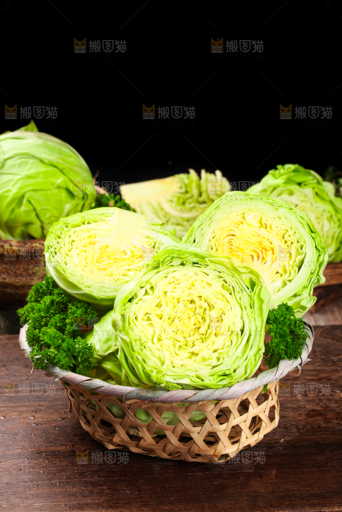 黑底上放着绿甘蓝