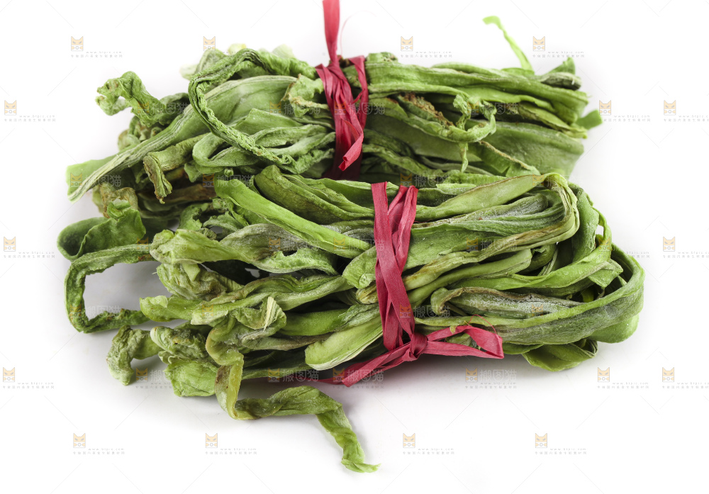 白底上放着干苔菜