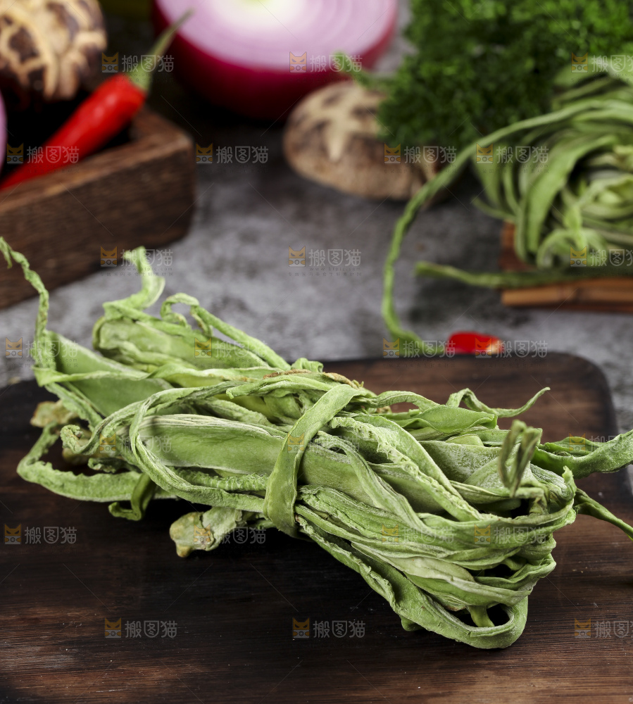 深底上放着干苔菜