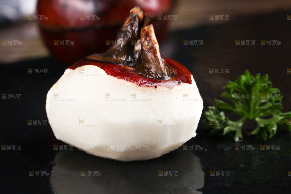 黑石板上的荸荠