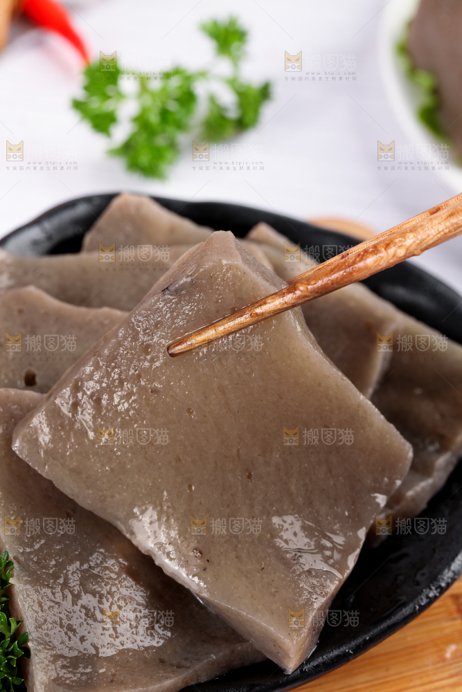 木板上放着一盘魔芋豆腐