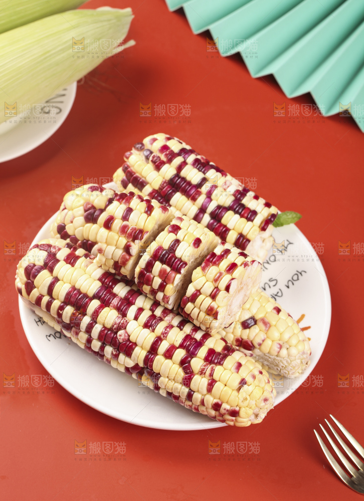 一盘剥皮的花糯玉米放在浅底上