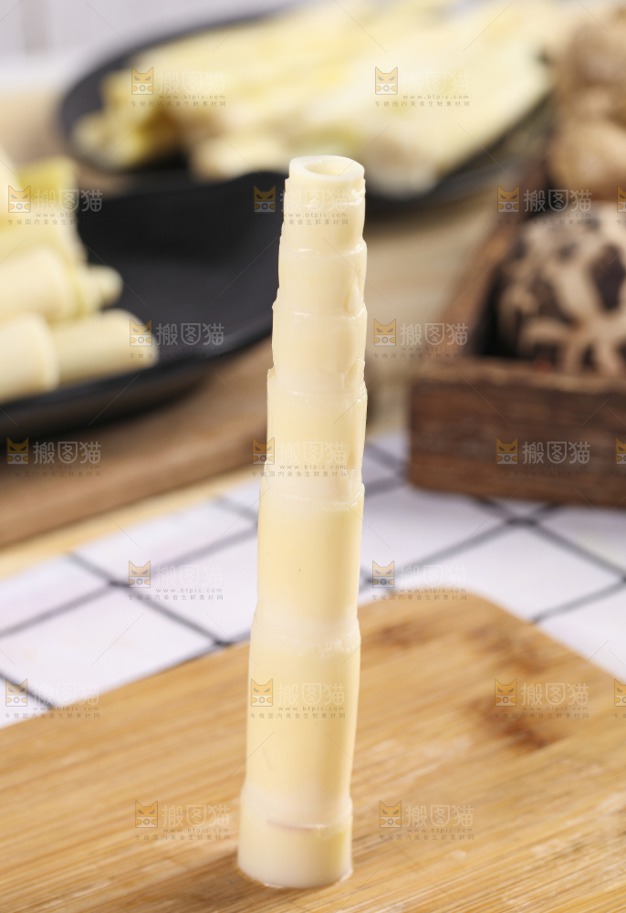 木板上的脆嫩笋尖