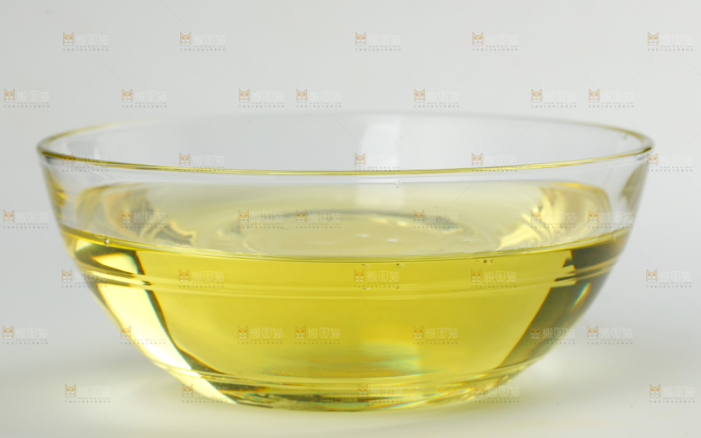 白底上放着一碗食用油