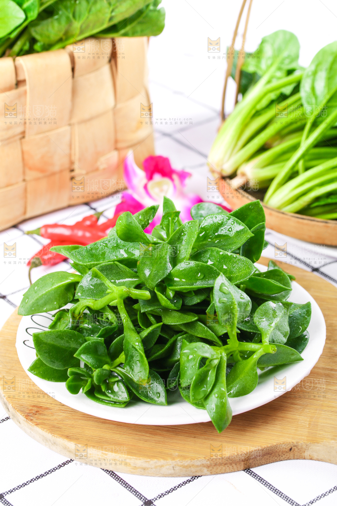 木板上摆放着田七草